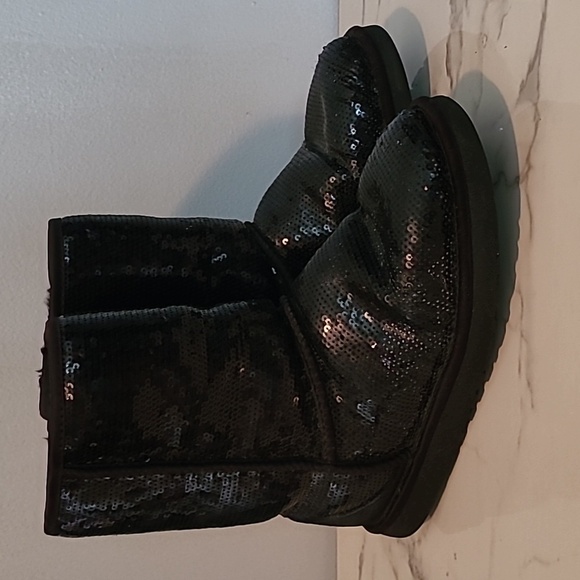 Ugg Classic Short Black Cosmos Sequins Shearling Boots Sz 9 Warm Winter Snow - Picture 2 of 15